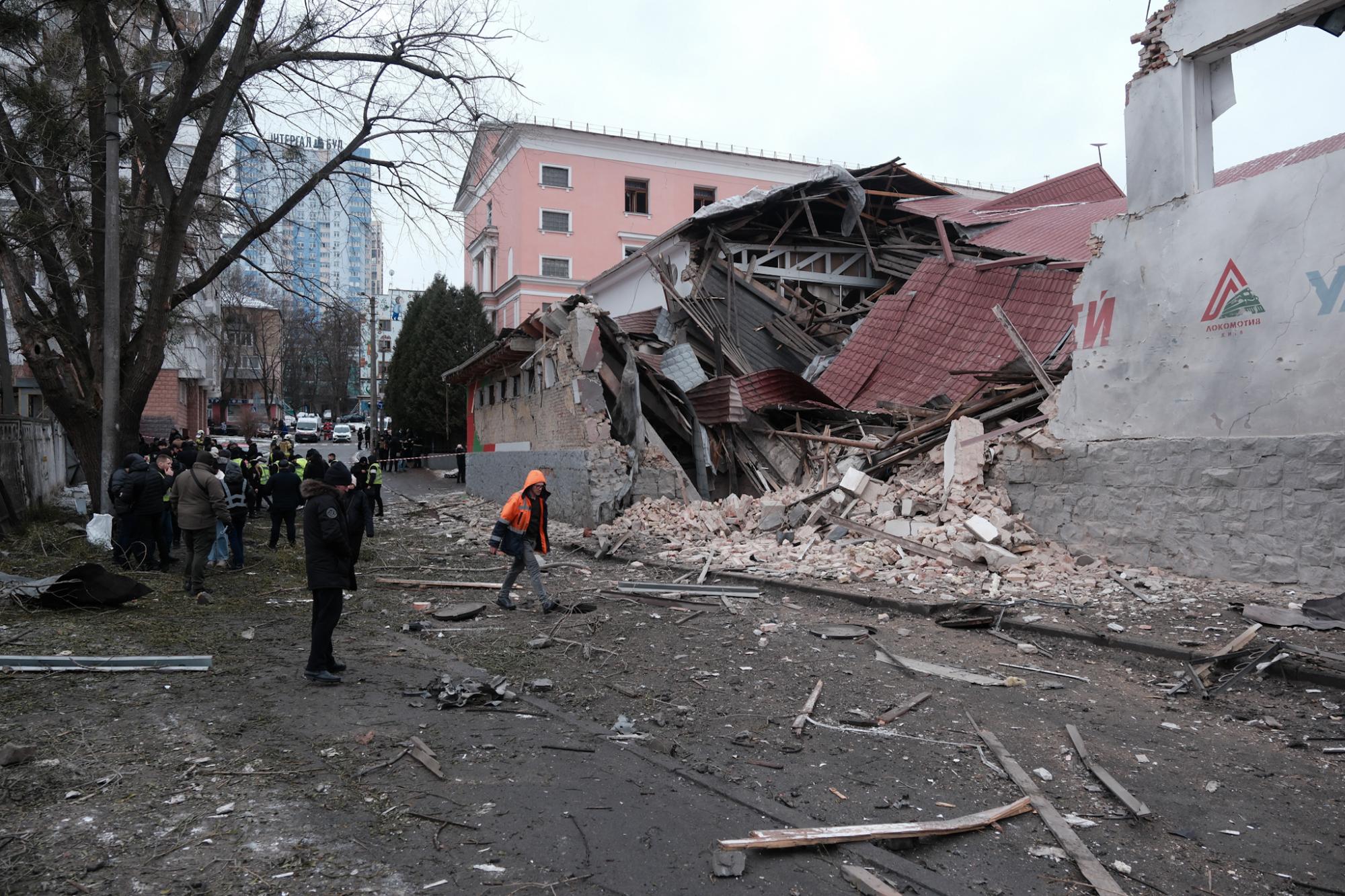 Легендарний стадіон у Києві постраждав через обстріли: фото до і після